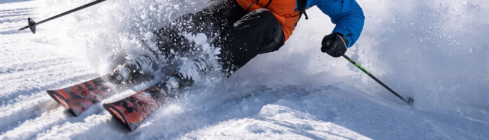 Ski fahren im Schnee