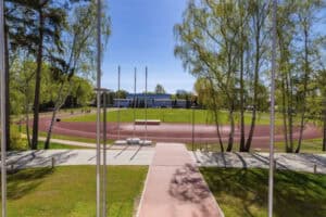 Fußballplatz mit Laufbahn in der Sportschule