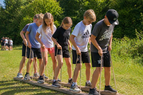 Kinder beim Teambuilding