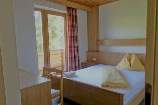 Betten in einem Zimmer der Pension