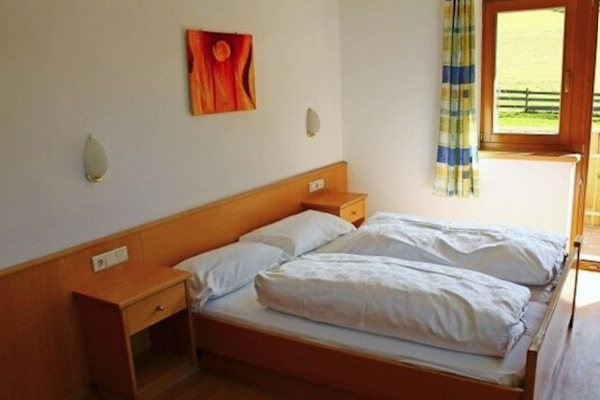 Betten in einem Zimmer der Pension