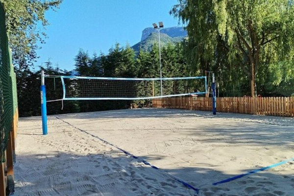 Außenanlage und Volleyballfeld