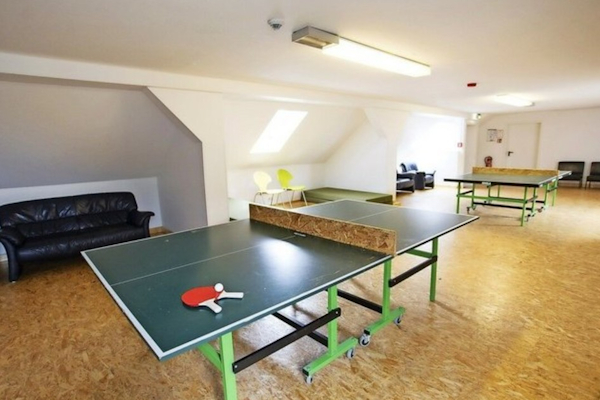 Aktivitätsraum mit Tischtennisplatte