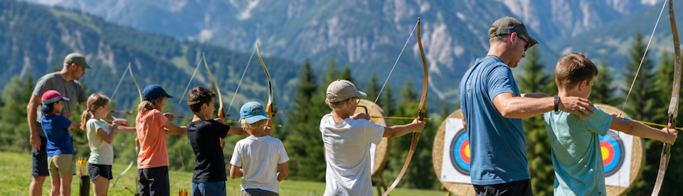 Kinder beim Bogenschießen