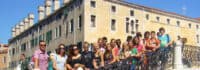 Schüler haben Spaß auf der Klassenfahrt Toskana in Italien