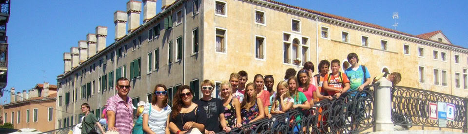Schüler haben Spaß auf der Klassenfahrt Toskana in Italien