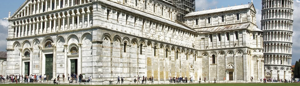 Schüler haben Spaß auf der Klassenfahrt Toskana in Italien und erkunden die Stadt Pisa