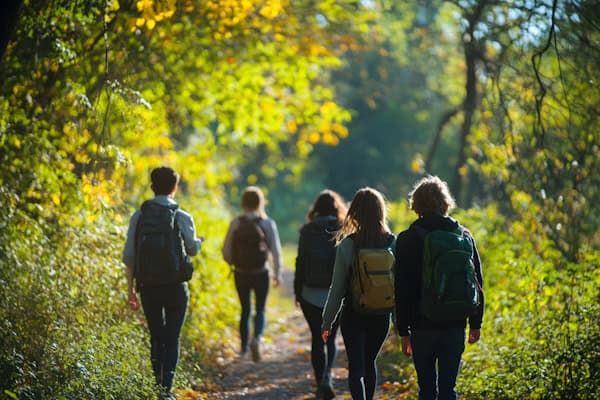 Klasse bei einer Wanderung durch die Natur
