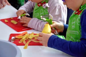 Kinder beim Kochen