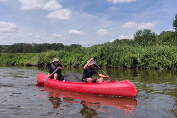 Zwei Schüler im Kanu bei der Kanutour entlang der Saale