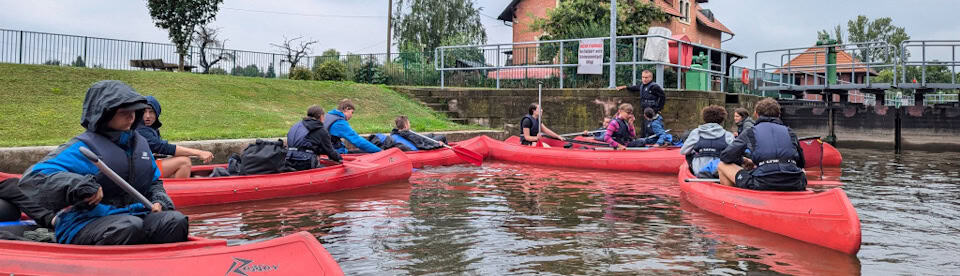 Schüler und Schülerinnen beim Kanu fahren