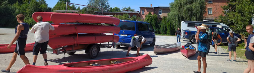Kanus auf einem Anhänger zum Transport