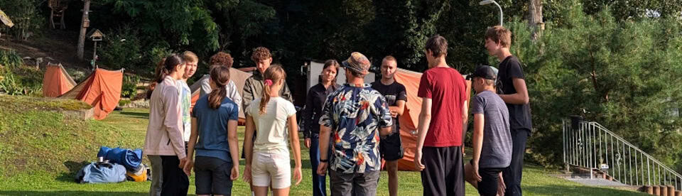 Schüler und Schülerinnen stehen im Kreis