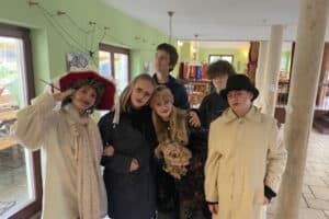 Schüler und Schülerinnen verkleidet