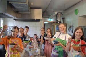 Schüler und Schülerinnen beim Kochen und Backen