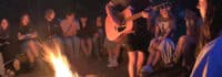 Gemeinsames Singen beim Lagerfeuerabend