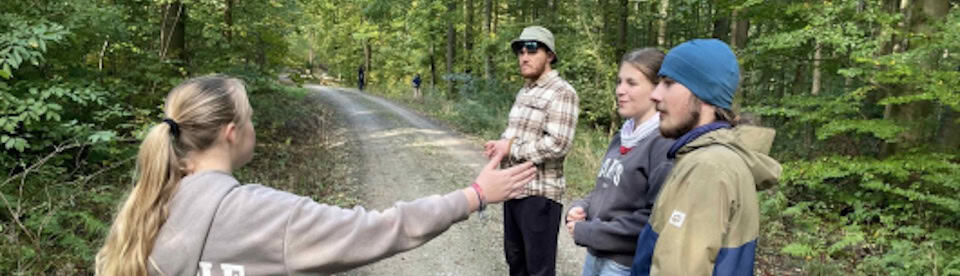 Schüler verbringen Zeit draußen