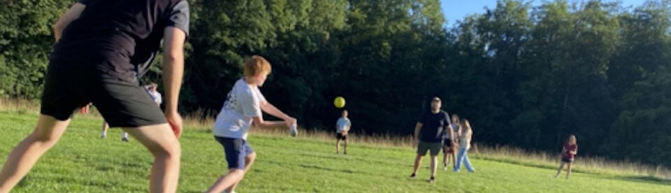 Klasse spielt draußen Sportspiele