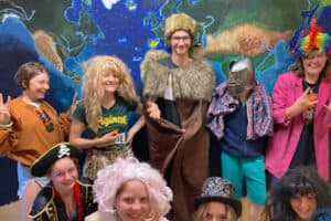 Schüler und Schülerinnen verkleidet beim Theaterprogramm