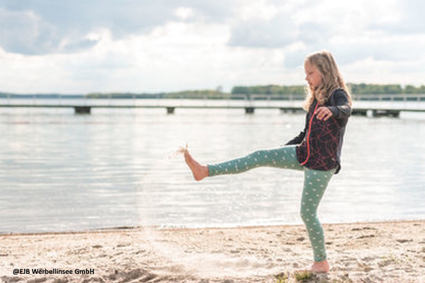 Mädchen am Strand auf der Englisch Klassenfahrt Werbellinsee bei Berlin