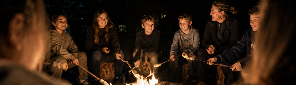 Kinder beim Lagerfeuer
