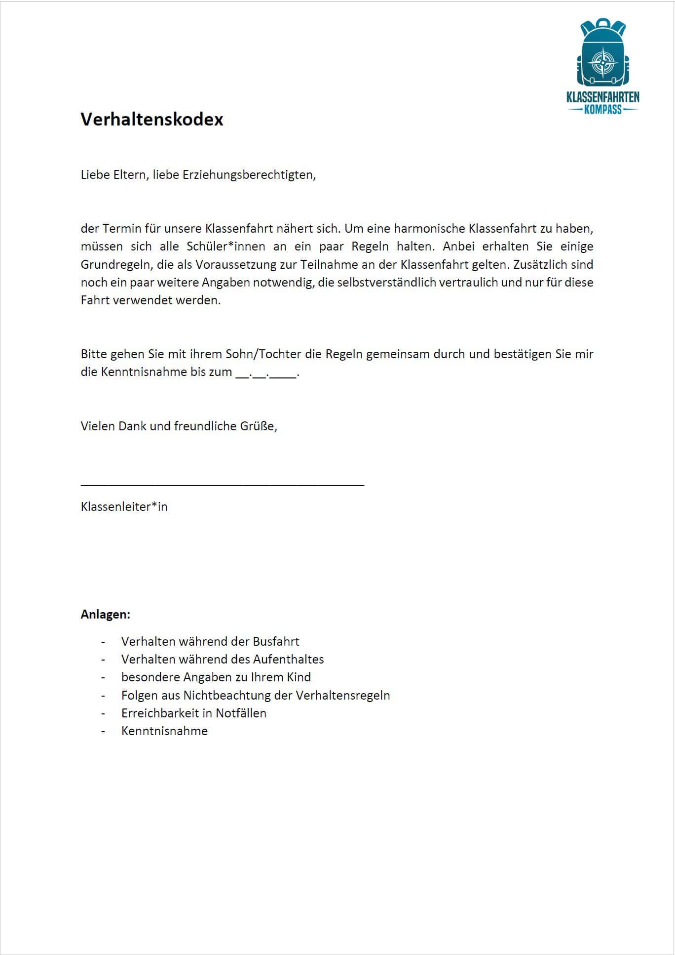Mädchen in Kletterpark auf einer Klassenfahrt