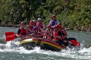 Schüler auf Klassenfahrt beim Rafting