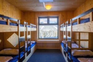 Schüler haben Spaß auf der Ski-Klassenfahrt Zillertal in Österreich, Zimmerbeispiel