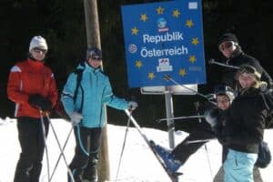 Schüler haben Spaß auf der Ski-Klassenfahrt Kössen in Österreich