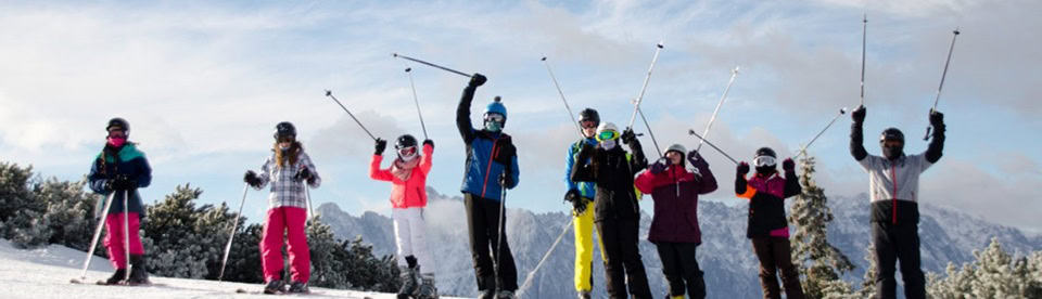 Schüler haben Spaß auf der Ski-Klassenfahrt Kössen in Österreich