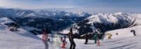 Schüler haben Spaß auf der Ski-Klassenfahrt Kössen in Österreich