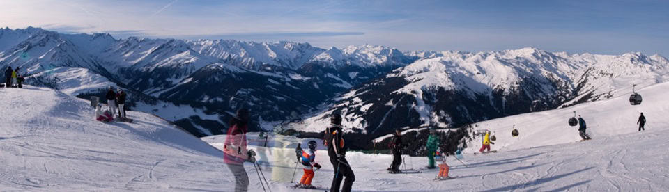 Schüler haben Spaß auf der Ski-Klassenfahrt Kössen in Österreich