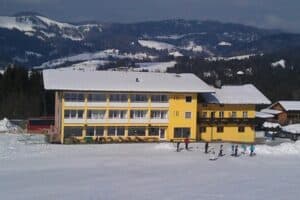 Schüler haben Spaß auf der Ski-Klassenfahrt Kössen in Österreich, Unterkunftsbild