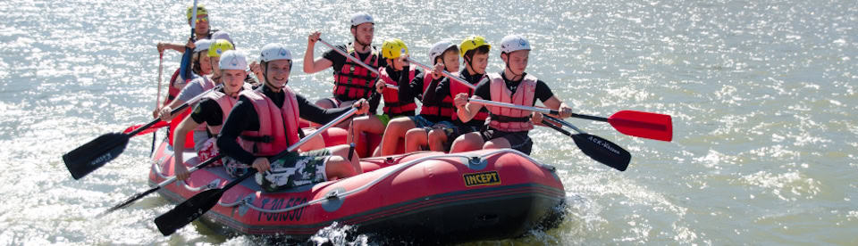 Kinder beim Rafting