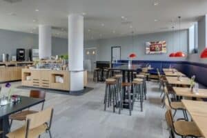 Meininger Hotel Frühstücksausgabe