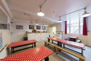 Essensbereich im Astor Kensington Hostel in London