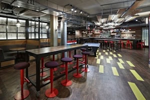 Gemeinschaftsbereich mit Billard im Generator in London