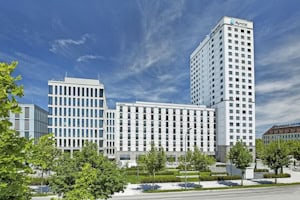 Das H2 Hotel in München Olympiapark von vorne