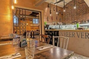 Meet Me Bar und Tisch