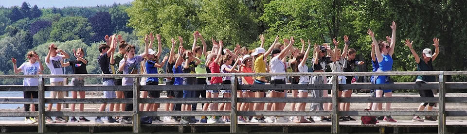 Schulklasse beim Sport machen