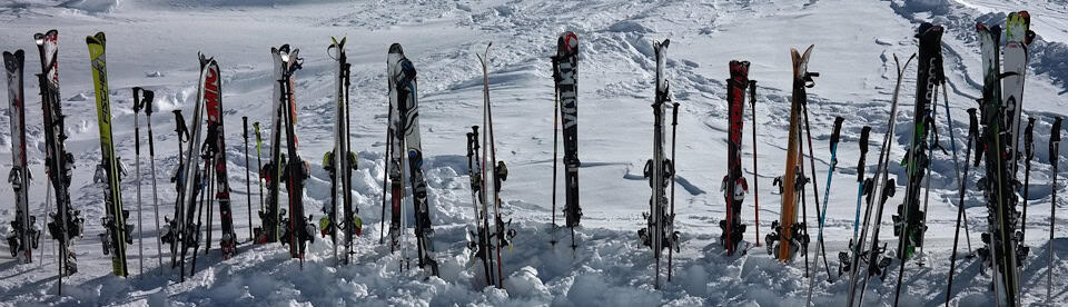 Skier im Schnee