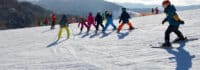 Kinder lernen Skifahren