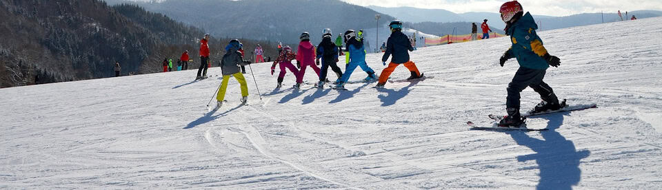Kinder lernen Skifahren