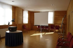 Seminarraum mit Beamer im Hotel Alpenkönig