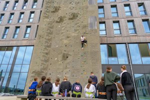 Klettern an der Outdoor-Kletterwand