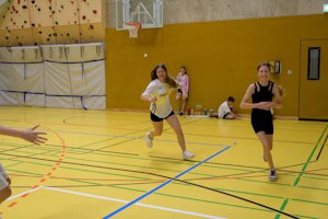 Kinder spielen bei der Team-Challenge auf der Klassenfahrt in Bischofsgrün ein Fangespiel