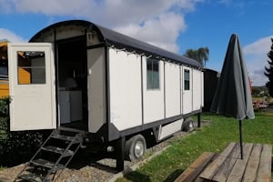 Ein Wagen im Wagendorf