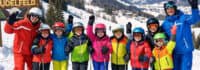 Schüler haben Spaß bei Ski Klassenfahrt